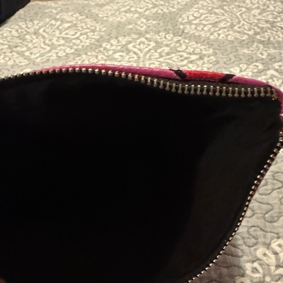 Vibrant Lip Print Travel Bag - Picture 5 of 5